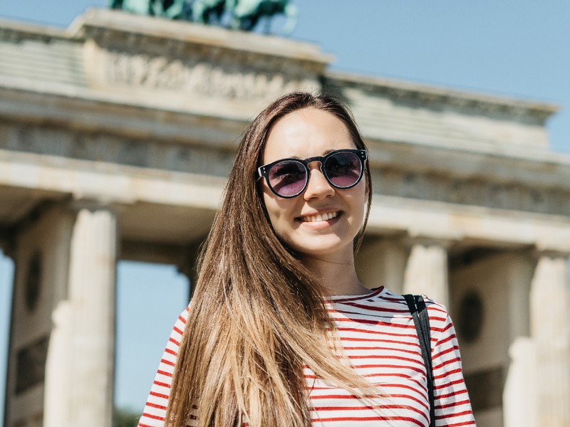 Etudiante devant la Porte de Brandebourg lors d'un séjour linguistique à Berlin.