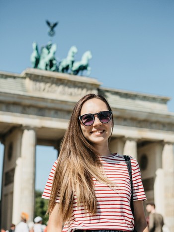 Etudiante devant la Porte de Brandebourg lors d'un séjour linguistique à Berlin.