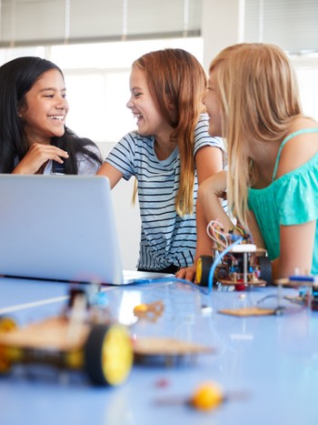 De jeunes élèves apprennent l'allemand pendant un cours de programmation après l'école.