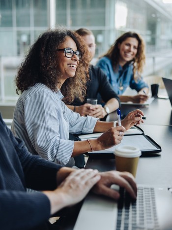 Equipe suivant une formation d’allemand dans une salle de réunion au bureau.