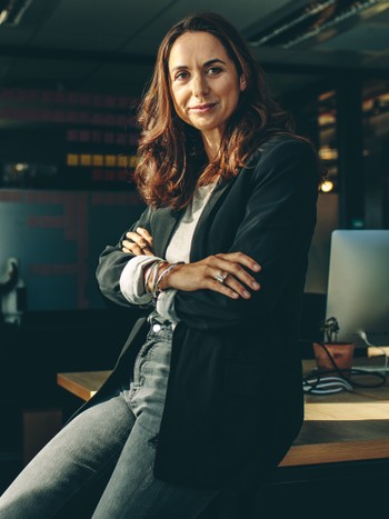 Femme d'affaires assise sur son bureau pendant un cours d'allemand privé.