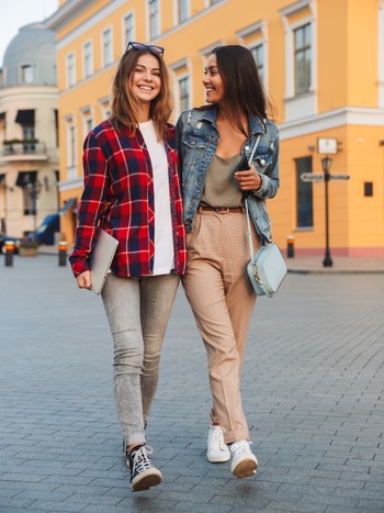 Deux jeunes étudiantes pratiquent l’allemand lors d'un séjour linguistique en Allemagne.