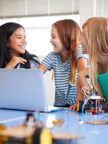 De jeunes élèves apprennent l'allemand pendant un cours de programmation après l'école.