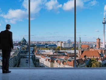 Homme d'affaires regardant la ligne d'horizon de Berlin pendant un cours d'allemand.