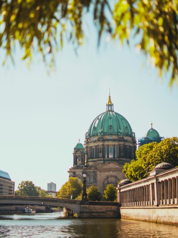 La cathédrale de Berlin au-dessus de la rivière Spree durant un séjour linguistique en Allemagne.