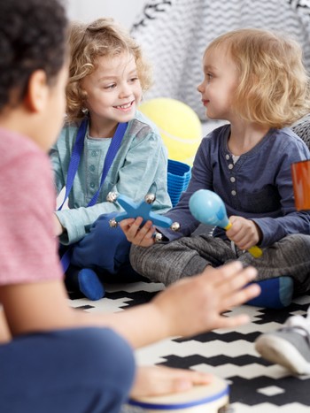 Des enfants de l'école maternelle s'amusent en apprenant l'allemand.