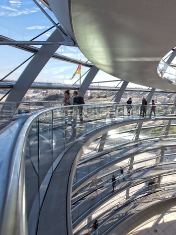 Intérieur du dôme du Reichstag lors d'un séjour linguistique à Berlin.