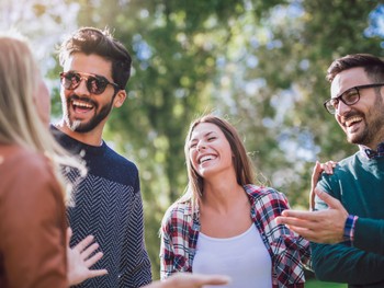 Groupe de jeunes au parc lors d'un séjour linguistique en Allemagne.